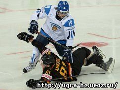 Хоккеист сборной Финляндии Вели-Матти Савинайнен (в светлой форме)